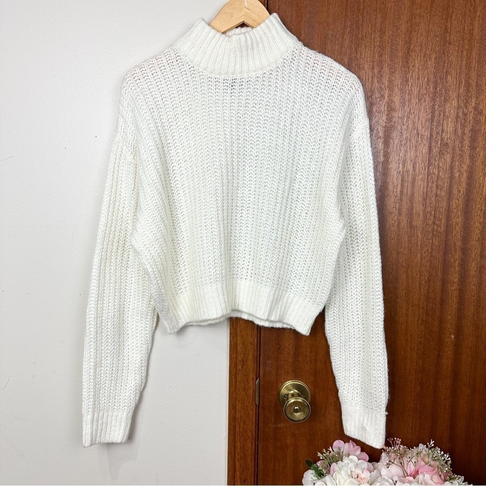 H & M Divided White Round Neck Knitted Dropped Shoulder Knit Sweater Women Small